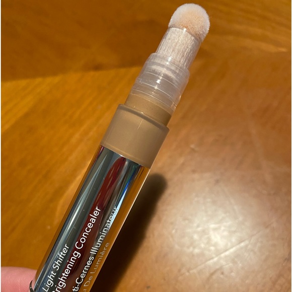 BECCA Light Shifter Brightening Concealer - Picture 8 of 16